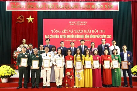 Các thí sinh đoạt giải chụp ảnh cùng ban tổ chức hội thi.