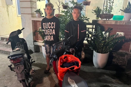 Hai đối tượng cướp tài sản và tang vật bị thu giữ. (Ảnh: Công an cung cấp)