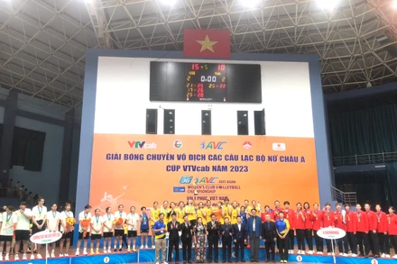 Các đội đoạt giải Nhất, Nhì, Ba lên nhận giải.