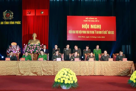 Lãnh đạo Công an 8 tỉnh ký giao ước thi đua.