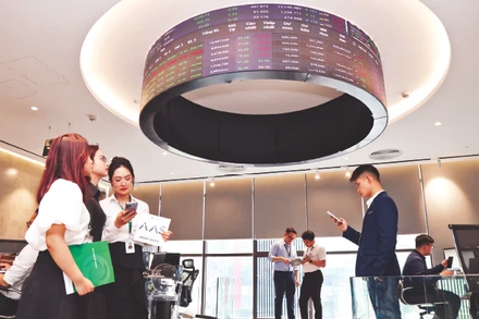 Nhờ sự phát triển của công nghệ tài chính, các quỹ có nhiều cơ hội nhắm đến các nhà đầu tư trẻ có xu hướng thích trải nghiệm online. Ảnh: Minh Dũng 