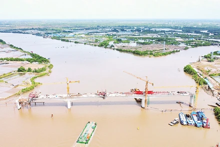 Cầu Gành Hào trên trục tuyến Đông-Tây giúp nối liền bờ biển Đông với bờ biển Tây tỉnh Cà Mau đang trong giai đoạn hoàn thành xây dựng. (Ảnh chụp trước Tết Nguyên đán 2025).