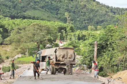 Xây dựng đường giao thông nông thôn ở bản Búng, xã Môn Sơn, huyện Con Cuông, khu vực nằm trong vùng lõi Vườn quốc gia Pù Mát. 