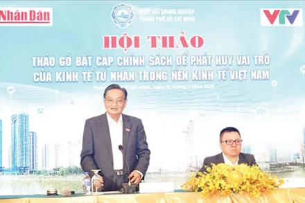 Các đại biểu chủ tọa Hội thảo "Tháo gỡ bất cập chính sách để phát huy vai trò của kinh tế tư nhân trong nền kinh tế Việt Nam". (Ảnh THẾ ANH)
