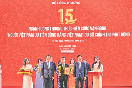 Đồng chí Nguyễn Anh Đức, Phó Bí thư Đảng ủy, Tổng Giám đốc Saigon Co.op, thay mặt đơn vị nhận kỷ niệm chương, khen thưởng từ lãnh đạo Chính phủ và Bộ Công thương. 