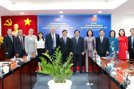 Lãnh đạo Ủy ban nhân dân tỉnh Bình Dương và lãnh đạo Chính quyền tỉnh Artemisa chụp hình lưu niệm