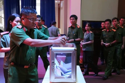 Cán bộ, chiến sĩ công an tỉnh Bình Dương ủng hộ các tỉnh phía bắc bị thiệt hại do cơn bão số 3. 