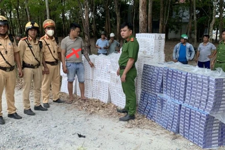 Đối tượng Nguyễn Công Minh (dấu X) và tang vật thuốc lá điếu ngoại nhập lậu bị tạm giữ.