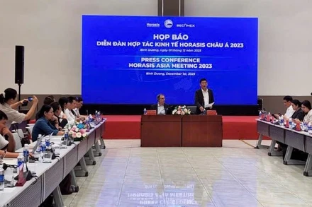 Phó Chủ tịch Thường trực Ủy ban nhân dân tỉnh Bình Dương Mai Hùng Dũng phát biểu ý kiến tại buổi họp báo.