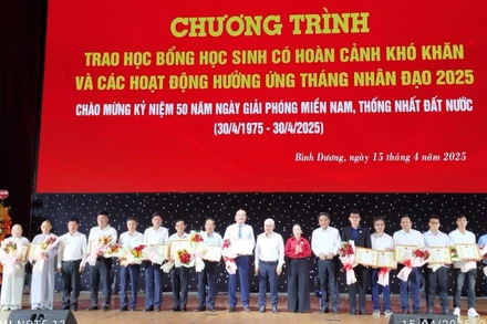 Tri ân và tặng Bằng khen của Chủ tịch Ủy ban nhân dân tỉnh Bình Dương cho các tập thể, cá nhân. 