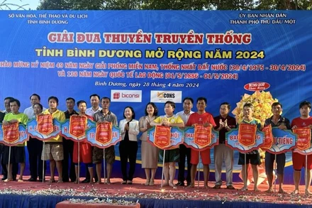 Lãnh đạo tỉnh Bình Dương và Ban Tổ chức trao cờ lưu niệm cho các đội thuyền tham dự giải.