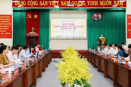 Toàn cảnh hội nghị.