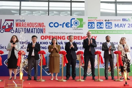 Các đại biểu thực hiện nghi thức khai mạc triển lãm.