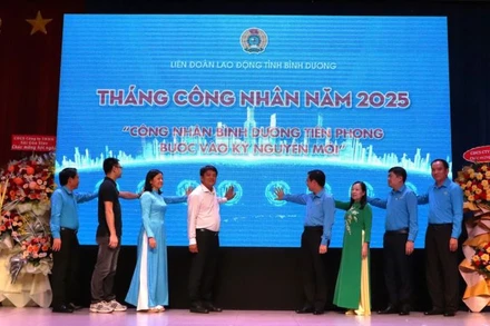 Các đại biểu thực hiện nghi thức phát động Tháng Công nhân 2025 tại Bình Dương.,