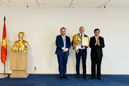 Thứ trưởng Giáo dục và Đào tạo Nguyễn Văn Phúc (bên phải) và ông Timon Gremmels, Bộ trưởng Khoa học và Nghiên cứu, Nghệ thuật và Văn hóa Bang Hessen, Cộng hoà Liên bang Đức (bên trái) trao quyết định và tặng hoa cho Giáo sư Rene Thiele. 