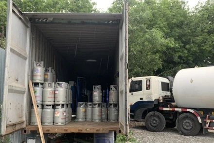 Tang vật, phương tiện sang, chiết gas trái phép đã bị tạm giữ.