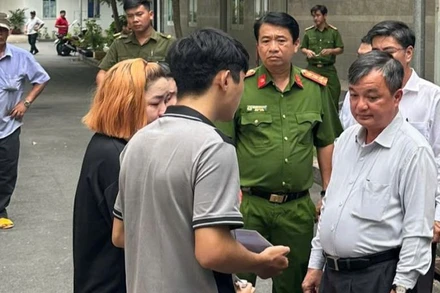 Phó Chủ tịch Ủy ban nhân dân tỉnh Bình Dương Bùi Minh Trí thăm hỏi, động viên gia đình các nạn nhân vụ tai nạn lao động.