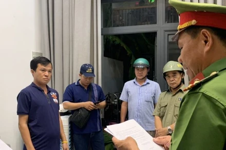 Đối tượng Trần Duy Tân (bìa trái) bị tạm giữ.