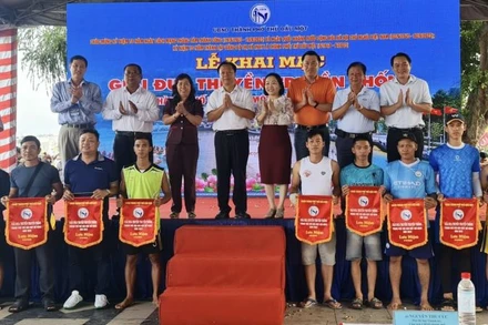 Ban tổ chức và các đại biểu chụp hình lưu niệm với các đội thuyền.