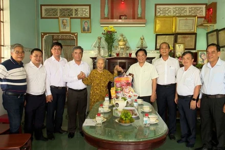 Lãnh đạo tỉnh Bình Dương trao tặng quà cho gia đình chính sách