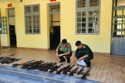 Số lượng lớn vũ khí quân dụng do bị can Lềnh Chi Và và Nguyễn Trung Hiếu chế tạo, tàng trữ, sử dụng, mua bán trái phép.