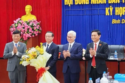 Lãnh đạo tỉnh Bình Dương trao tặng hoa chúc mừng đồng chí Bùi Minh Thạnh.