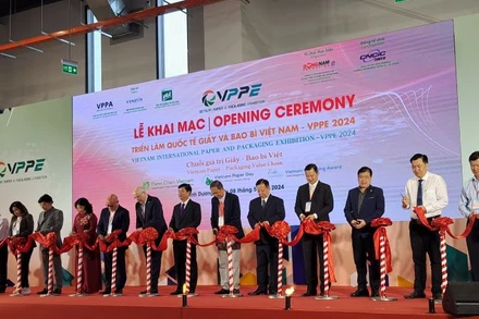 Các đại biểu thực hiện nghi thức khai mạc triển lãm.