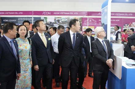 Lãnh đạo tỉnh Bình Dương và lãnh đạo tỉnh Yamaguchi (Nhật Bản) tham quan Hội chợ Công thương vùng Đông Nam Bộ - Bình Dương năm 2023. 