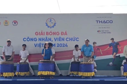 Phó Chủ tịch Tổng Liên đoàn Lao động Việt Nam Thái Thu Xương và các đại biểu đánh trống khai mạc giải.
