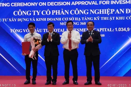 Lãnh đạo tỉnh Bình Dương trao Quyết định chấp thuận chủ trương đầu tư phát triển cơ sở hạ tầng khu công nghiệp cho doanh nghiệp. 