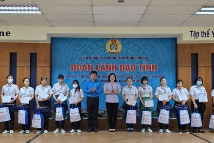 Đoàn công tác tỉnh Bình Dương trao tặng quà cho đoàn viên, công nhân lao động có hoàn cảnh khó khăn. 