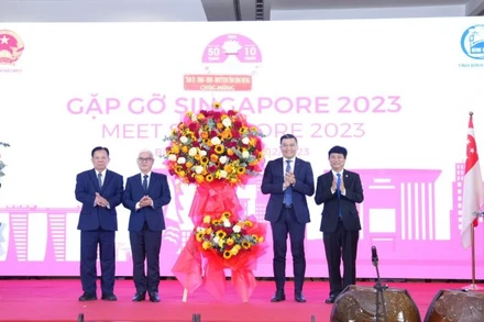 Lãnh đạo tỉnh Bình Dương và lãnh đạo Tổng Công ty Becamex IDC trao lẵng hoa chúc mừng CapitaLand đầu tư vào tỉnh. 