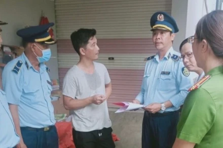 Công bố quyết định kiểm tra của lực lượng phối hợp. (Ảnh: Cục Quản lý thị trường Bình Dương)