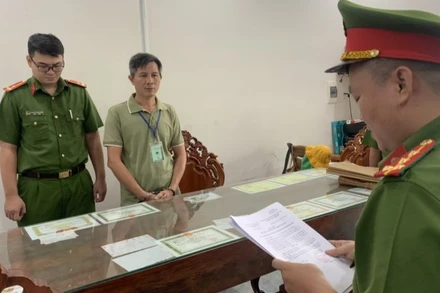 Tống đạt Quyết định Khởi tố bị can, Lệnh bắt bị can để tạm giam và Lệnh khám xét nơi ở đối với Lưu Hồng Sơn.