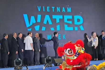 Các đại biểu thực hiện nghi thức khai mạc Tuần lễ ngành nước Việt Nam 2023.