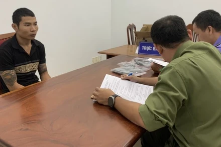 Đối tượng Trần Duy Thiên khai nhận số súng và đạn được mua từ Campuchia mang về nơi ở cất giữ.