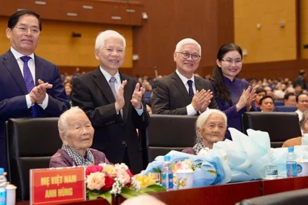 Nguyên Chủ tịch nước Nguyễn Minh Triết và các đại biểu trao hoa tặng các Mẹ Việt Nam Anh hùng. 