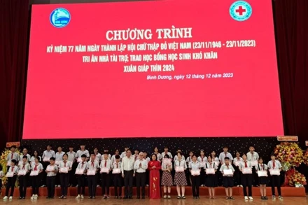 Lãnh đạo tỉnh Bình Dương trao học bổng cho học sinh có hoàn cảnh khó khăn. 