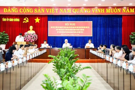 Thường trực Tỉnh ủy Bình Dương chủ trì hội nghị. 