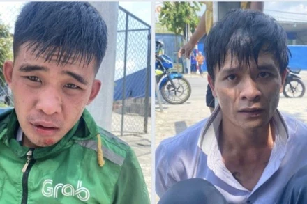 Hai đối tượng bị người dân khống chế.