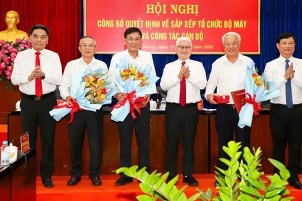 Thường trực Tỉnh ủy Bình Dương trao Quyết định của Ban Bí thư cho các đồng chí nghỉ hưu trước tuổi.