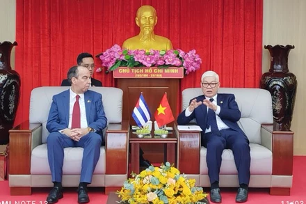 Bí thư Tỉnh ủy Bình Dương Nguyễn Văn Lợi (bên phải) trao đổi thông tin với đồng chí Rogelio Polanco Fuentes, Đại sứ Cuba tại Việt Nam. 