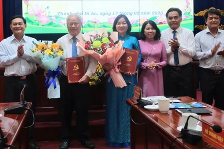 Lãnh đạo tỉnh Bình Dương trao Quyết định cho đồng chí Hồ Quang Điệp và đồng chí Trương Thị Bích Hạnh. 