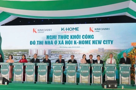 Các đại biểu thực hiện nghi thức khởi công Đô thị nhà ở xã hội K-Home New City.