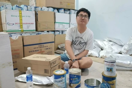 Đối tượng Vũ Thành Công và tang vật.