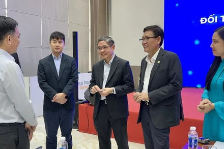 Phó Chủ tịch Thường trực Ủy ban nhân dân tỉnh Bình Dương Mai Hùng Dũng (thứ 2 từ phải sang) trao đổi với các doanh nghiệp nước ngoài.