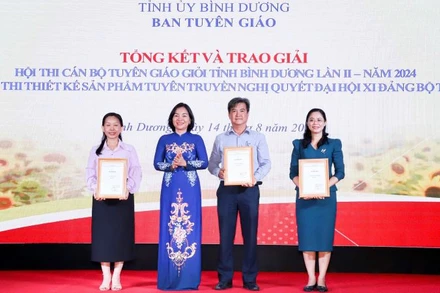 Trưởng Ban Tuyên giáo Tỉnh ủy Bình Dương Trương Thị Bích Hạnh trao các giải thưởng Hội thi Cán bộ Tuyên giáo giỏi tỉnh Bình Dương lần thứ II năm 2024.