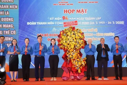 Nguyên Chủ tịch nước Nguyễn Minh Triết tặng lẵng hoa chúc mừng buổi họp mặt.