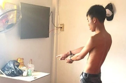 Bình Dương: Triệt xóa điểm mua bán ma túy, thu giữ 1 khẩu súng