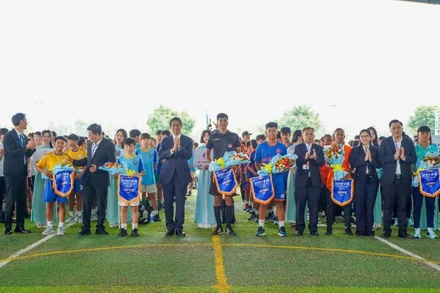 Các đại biểu và Ban tổ chức trao tặng hoa và cờ lưu niệm cho đại diện các đội bóng tham dự giải.